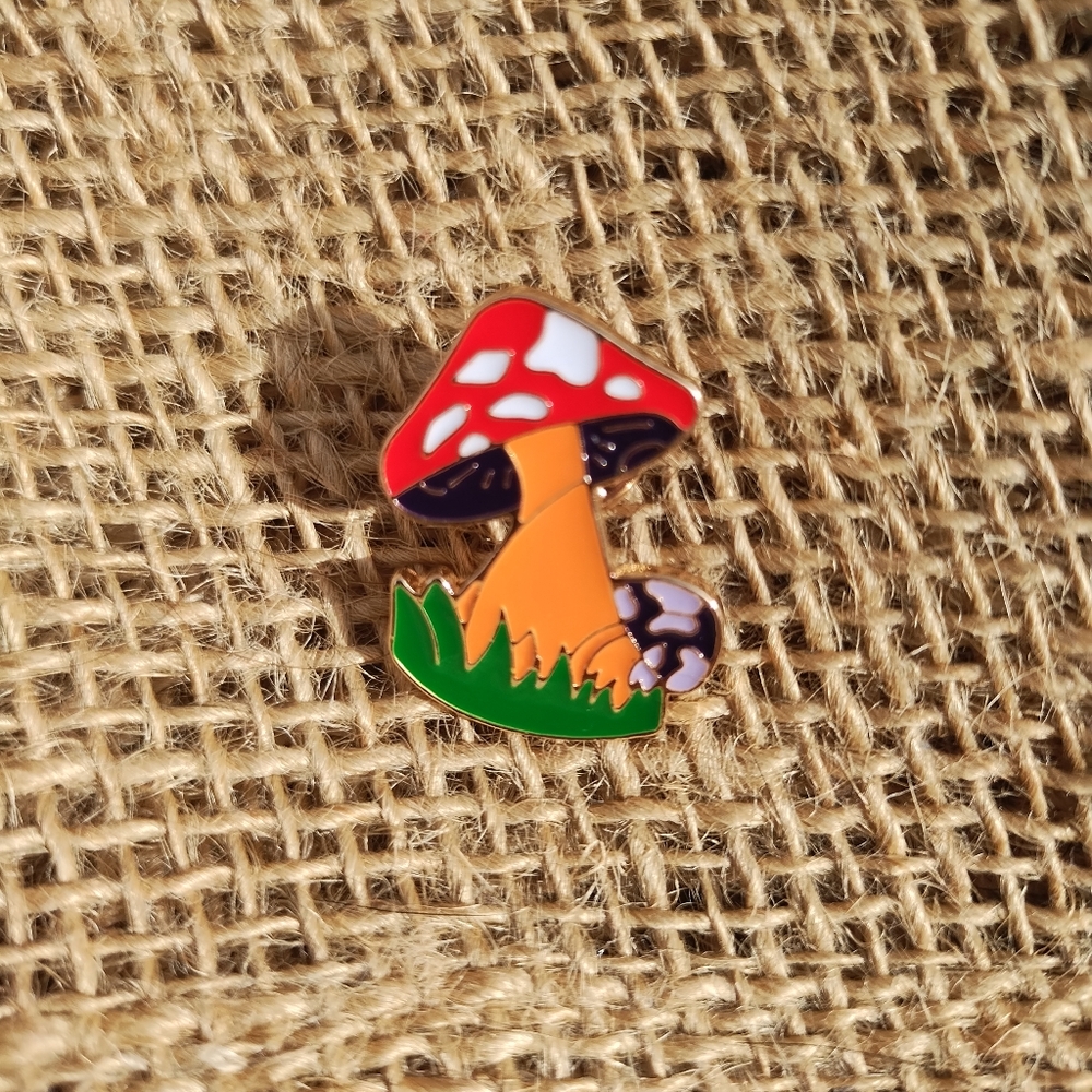💙Psychedelic mushroom pin
